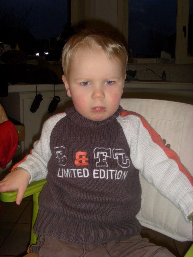 Poging tot boos kijken. Als hij echt boos is ziet het er wel wat anders uit.