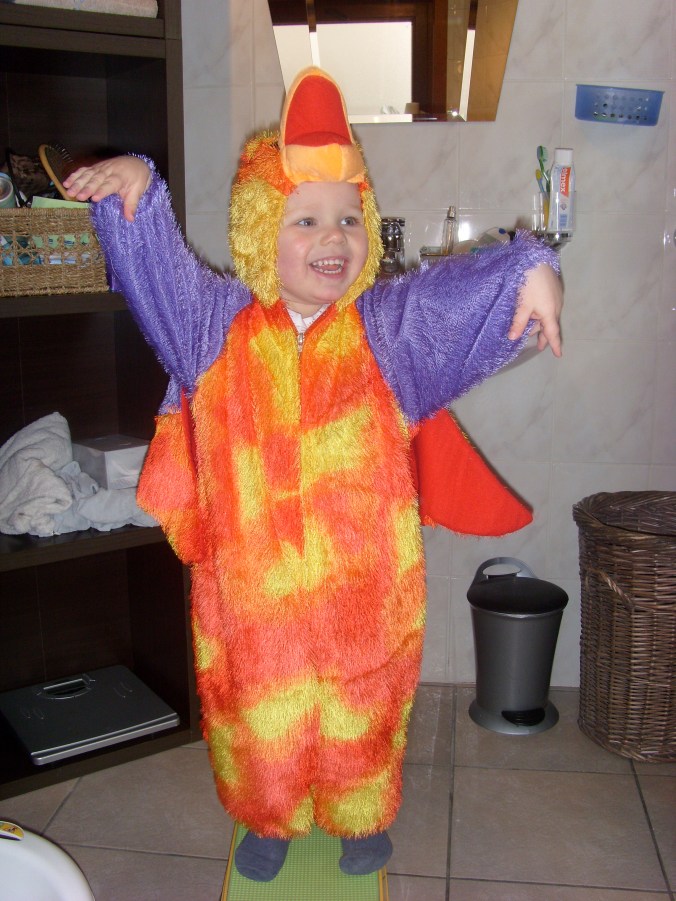 Bennes carnavalskostuum. Hopelijk kan hij het morgen aandoen, want de jonge blonde god ligt momenteel te hoesten en te zuchten in de zetel. 